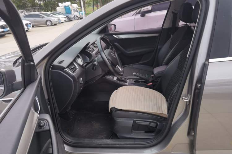 Used Skoda Octavia 2018 TSI230 DSG Luxury Edition Left Front Seat