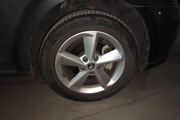 Used Skoda Octavia 2018 Station Wagon TSI230 DSG Comfort Edition Right Front Wheel Hub