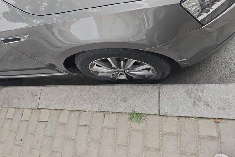 Used Skoda Octavia 2018 TSI230 DSG Comfort Edition Right Front Wheel Hub
