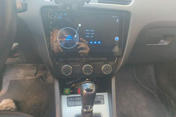 Used Skoda Octavia 2018 TSI230 DSG Comfort Edition Audio And AC Panel