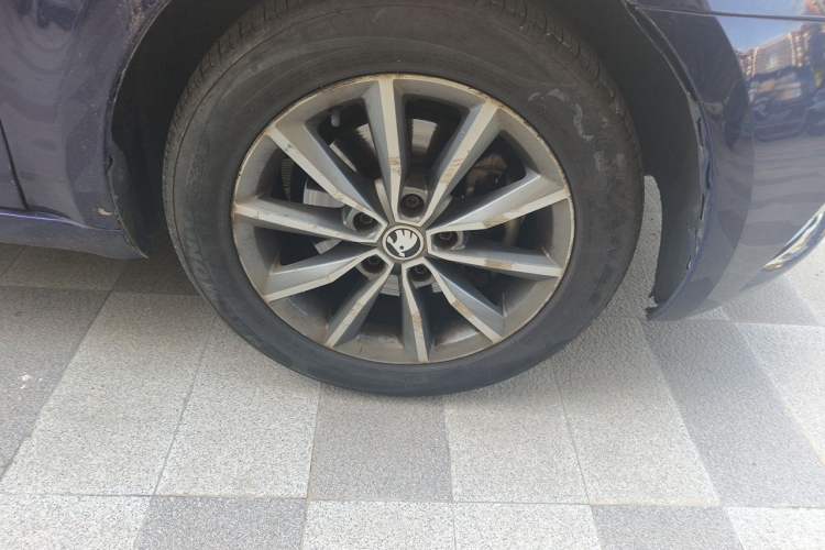 Used Skoda Octavia 2018 TSI230 DSG Comfort Edition Right Front Wheel Hub