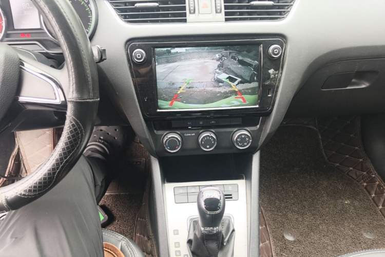 Used Skoda Octavia 2018 TSI230 DSG Comfort Edition Audio And AC Panel