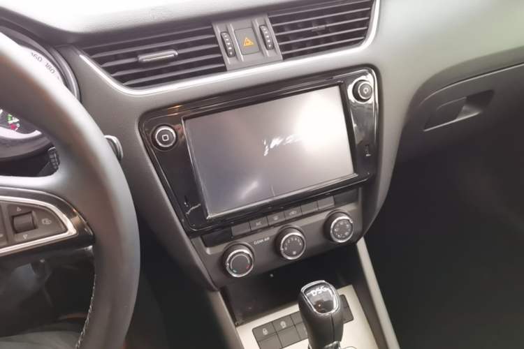 Used Skoda Octavia 2018 TSI230 DSG Luxury Edition Audio And AC Panel