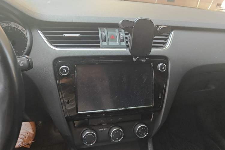 Used Skoda Octavia 2018 1.6L Automatic Luxury Edition Audio And AC Panel