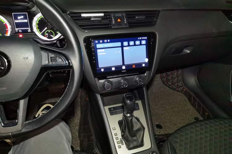 Used Skoda Octavia 2018 1.6L Automatic Luxury Edition Audio And AC Panel