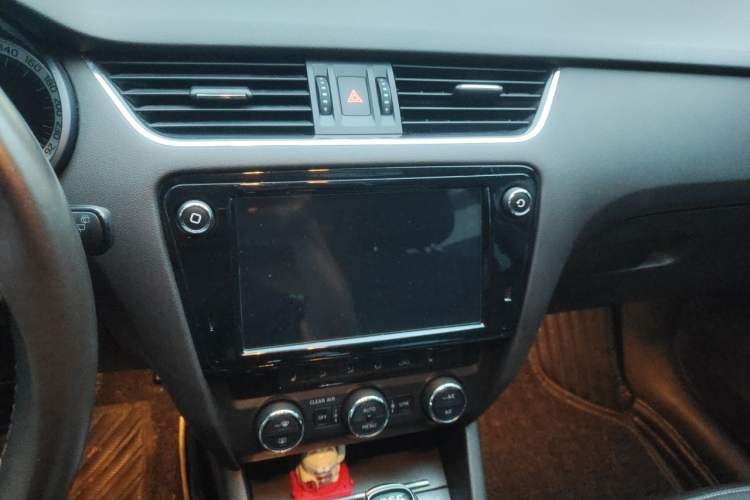 Used Skoda Octavia 2018 Station Wagon TSI280 DSG Flagship Edition Audio And AC Panel