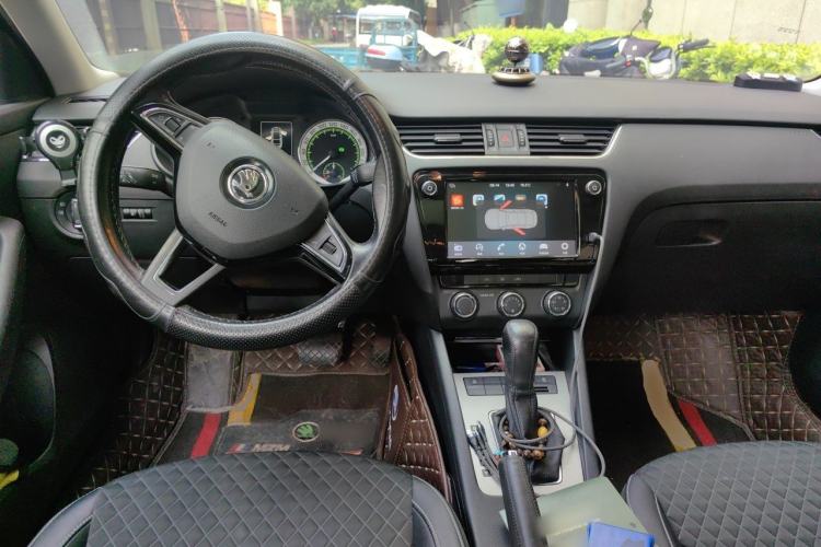 Used Skoda Octavia 2018 1.6L Automatic Luxury Edition Center Console