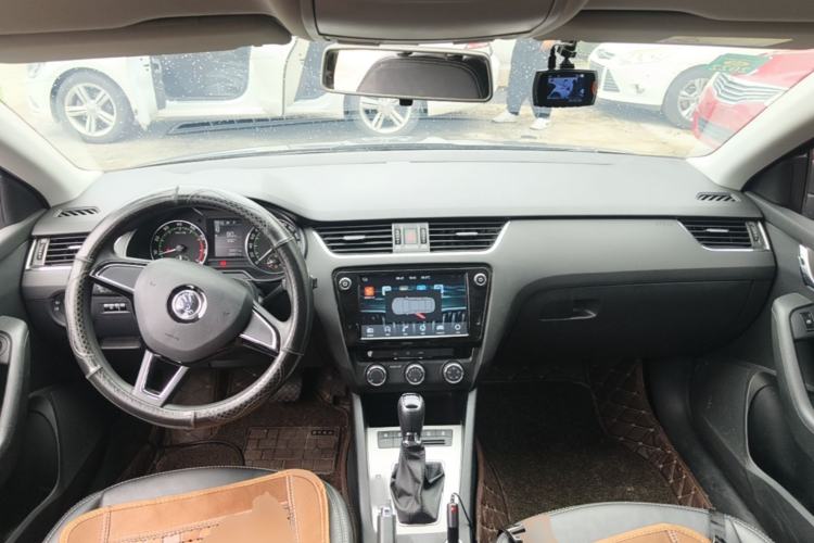 Used Skoda Octavia 2018 TSI230 DSG Comfort Edition Center Console