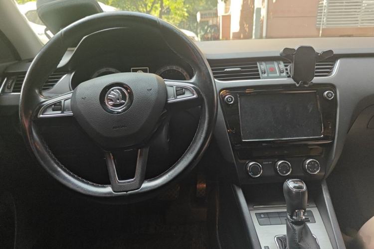Used Skoda Octavia 2018 1.6L Automatic Luxury Edition Center Console