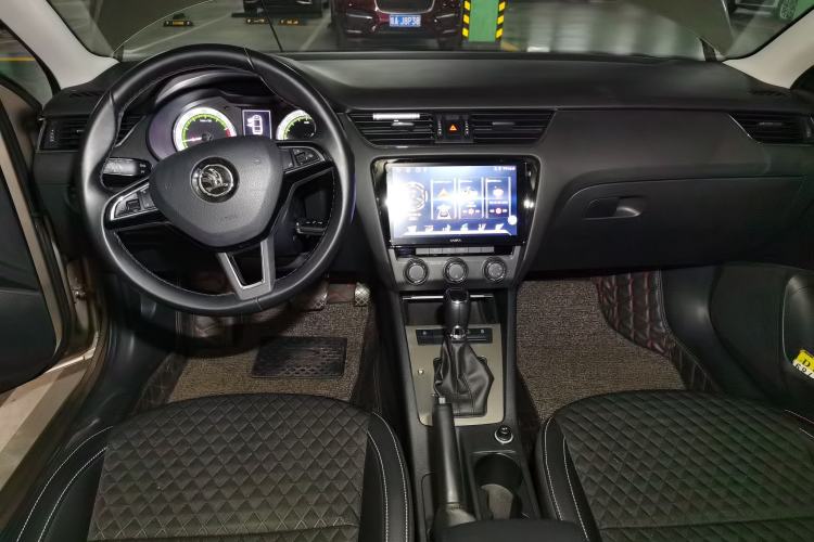 Used Skoda Octavia 2018 1.6L Automatic Luxury Edition Center Console