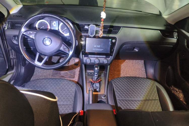 Used Skoda Octavia 2018 Station Wagon TSI230 DSG Luxury Edition Center Console
