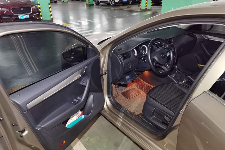 Used Skoda Octavia 2018 1.6L Automatic Luxury Edition Driver Seat