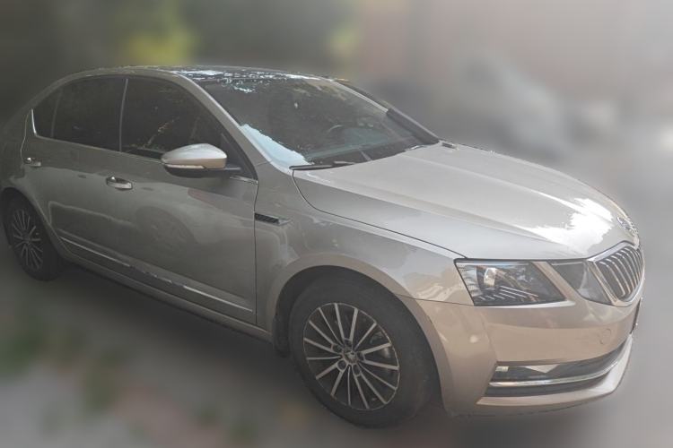Used Skoda Octavia 2018 1.6L Automatic Luxury Edition Front Right 45 Deg