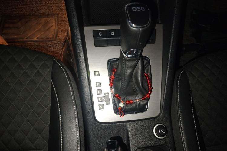 Used Skoda Octavia 2018 TSI280 DSG Luxury Edition Gear Lever