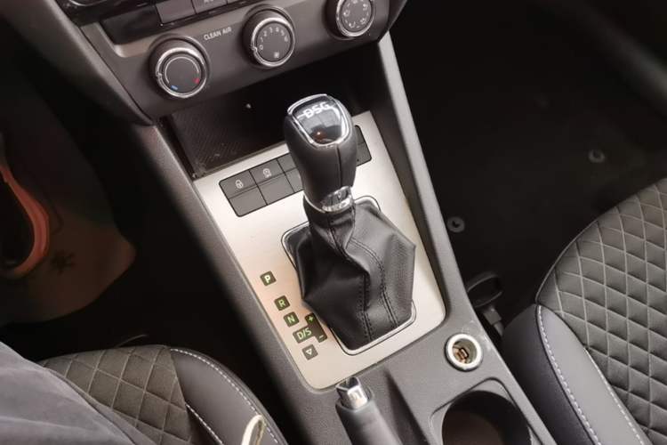 Used Skoda Octavia 2018 TSI230 DSG Luxury Edition Gear Lever