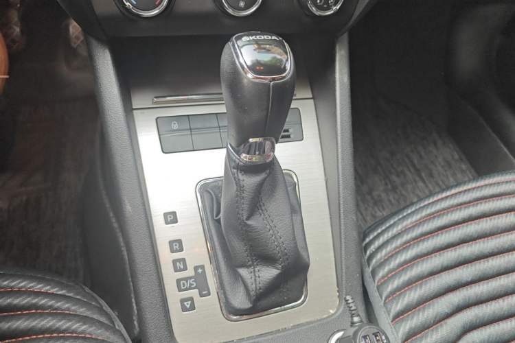 Used Skoda Octavia 2018 1.6L Automatic Luxury Edition Gear Lever