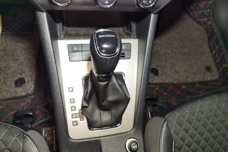 Used Skoda Octavia 2018 1.6L Automatic Luxury Edition Gear Lever