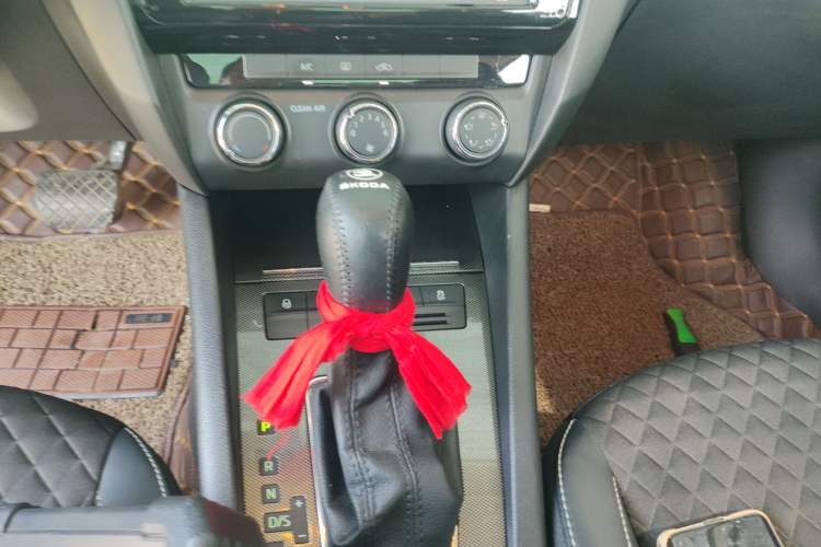 Used Skoda Octavia 2018 Station Wagon TSI230 DSG Luxury Edition Gear Lever