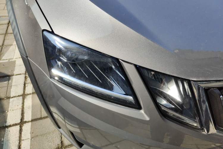 Used Skoda Octavia 2018 Station Wagon TSI280 DSG Luxury Edition Right Front Headlight