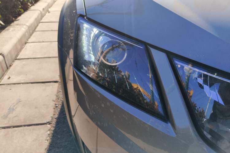 Used Skoda Octavia 2018 Station Wagon TSI230 DSG Luxury Edition Right Front Headlight