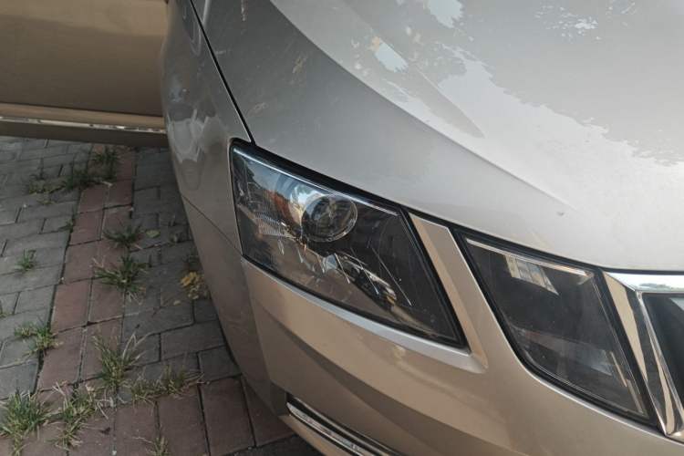 Used Skoda Octavia 2018 1.6L Automatic Luxury Edition Right Front Headlight