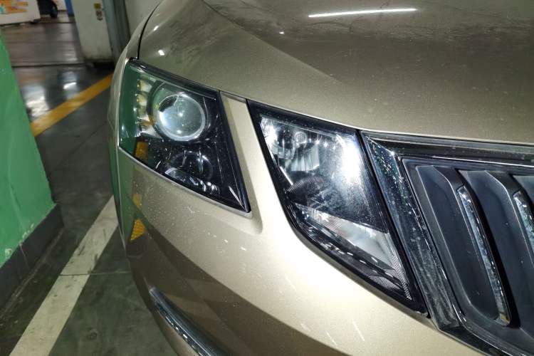 Used Skoda Octavia 2018 1.6L Automatic Luxury Edition Right Front Headlight