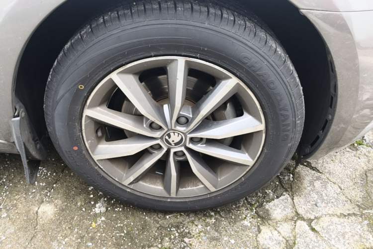 Used Skoda Octavia 2018 TSI230 DSG Comfort Edition Right Front Wheel Hub