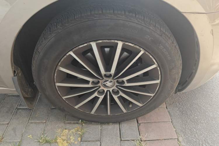 Used Skoda Octavia 2018 1.6L Automatic Luxury Edition Right Front Wheel Hub