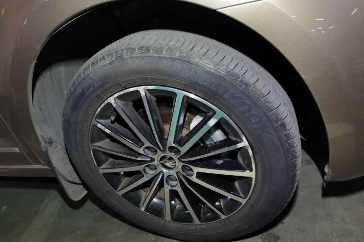 Used Skoda Octavia 2018 1.6L Automatic Luxury Edition Right Front Wheel Hub