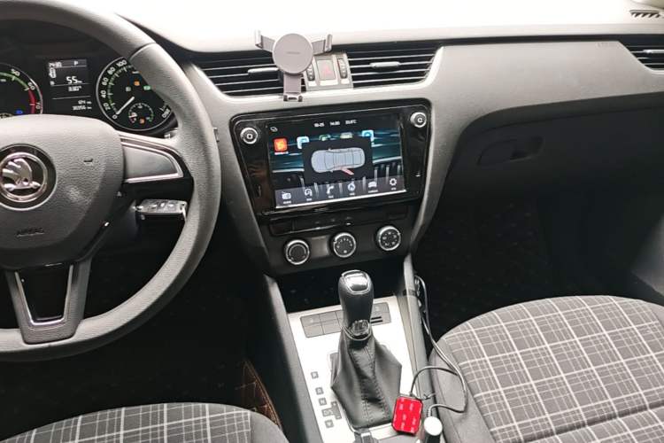 Used Skoda Octavia 2018 1.6L Automatic Comfort Edition Audio And AC Panel