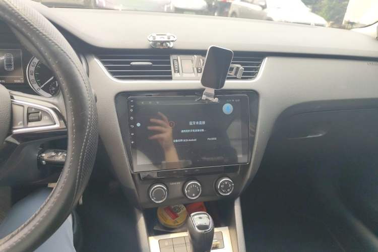 Used Skoda Octavia 2018 1.6L Automatic Luxury Edition Audio And AC Panel