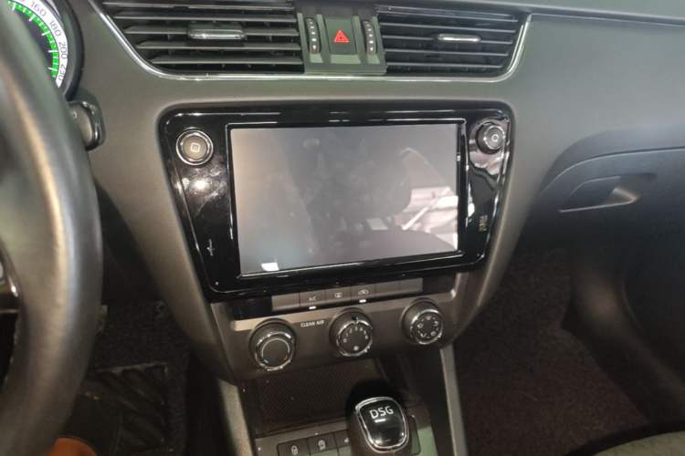 Used Skoda Octavia 2018 Station Wagon TSI280 DSG Luxury Edition Audio And AC Panel