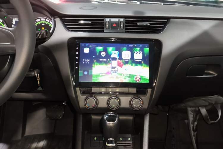 Used Skoda Octavia 2018 Station Wagon TSI230 DSG Comfort Edition Audio And AC Panel