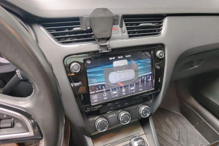 Used Skoda Octavia 2018 1.6L Automatic Luxury Edition Audio And AC Panel