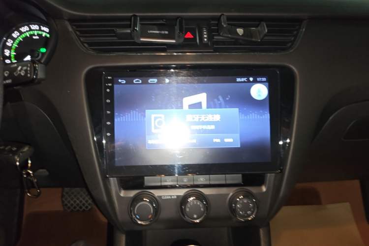 Used Skoda Octavia 2018 1.6L Automatic Comfort Edition Audio And AC Panel