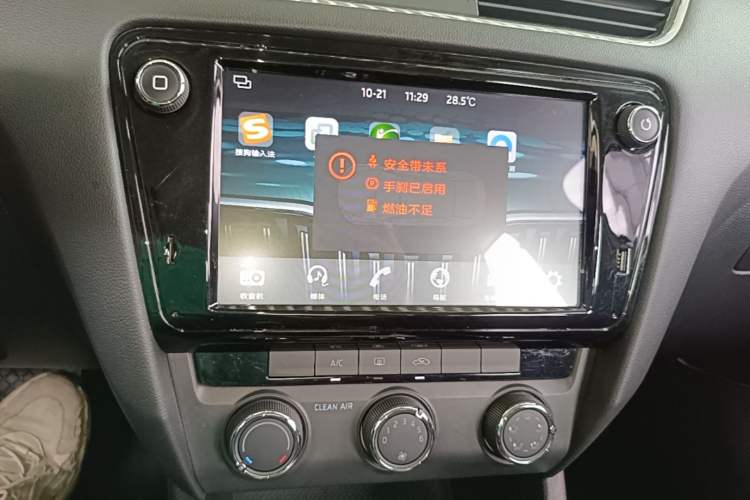Used Skoda Octavia 2018 1.6L Automatic Comfort Edition Audio And AC Panel