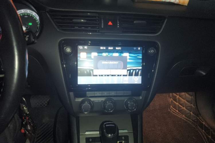 Used Skoda Octavia 2018 1.6L Automatic Luxury Edition Audio And AC Panel