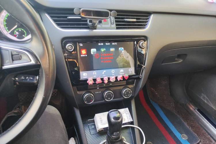 Used Skoda Octavia 2018 1.6L Automatic Luxury Edition Audio And AC Panel