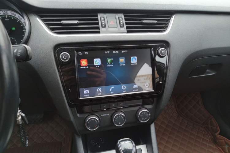 Used Skoda Octavia 2018 1.6L Automatic Luxury Edition Audio And AC Panel