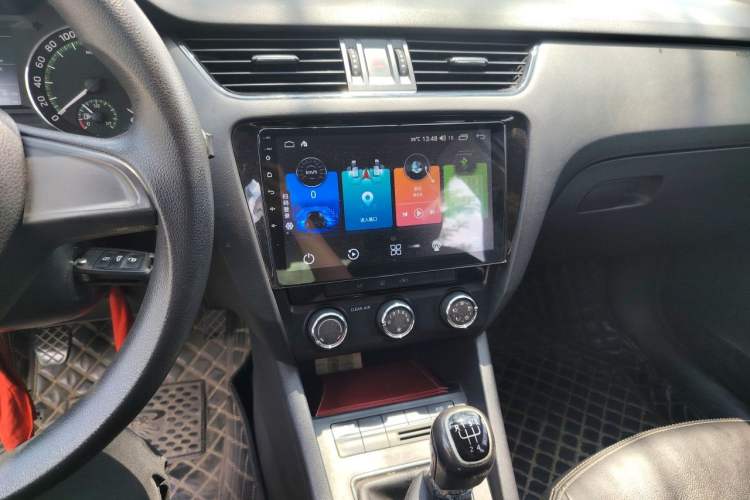 Used Skoda Octavia 2018 1.6L Manual Standard Edition Audio And AC Panel