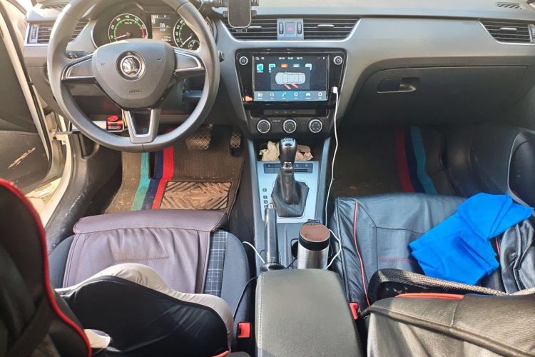 Used Skoda Octavia 2018 1.6L Automatic Comfort Edition Audio And AC Panel