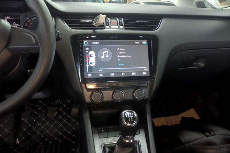 Used Skoda Octavia 2018 1.6L Manual Standard Edition Audio And AC Panel