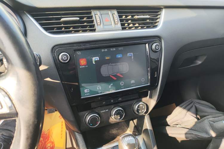 Used Skoda Octavia 2018 Station Wagon TSI230 DSG Luxury Edition Audio And AC Panel