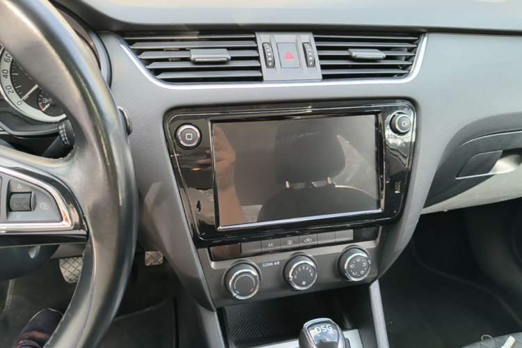 Used Skoda Octavia 2018 TSI230 DSG Luxury Edition Audio And AC Panel