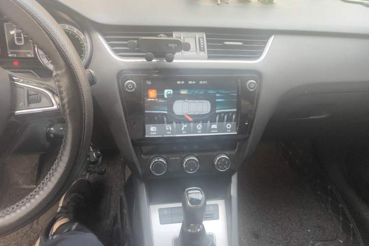 Used Skoda Octavia 2018 1.6L Automatic Luxury Edition Audio And AC Panel