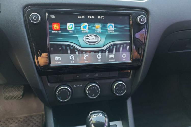 Used Skoda Octavia 2018 TSI230 DSG Comfort Edition Audio And AC Panel