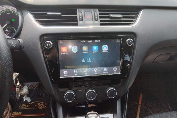 Used Skoda Octavia 2018 1.6L Automatic Luxury Edition Audio And AC Panel