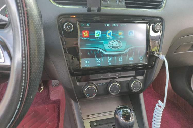Used Skoda Octavia 2018 1.6L Automatic Luxury Edition Audio And AC Panel
