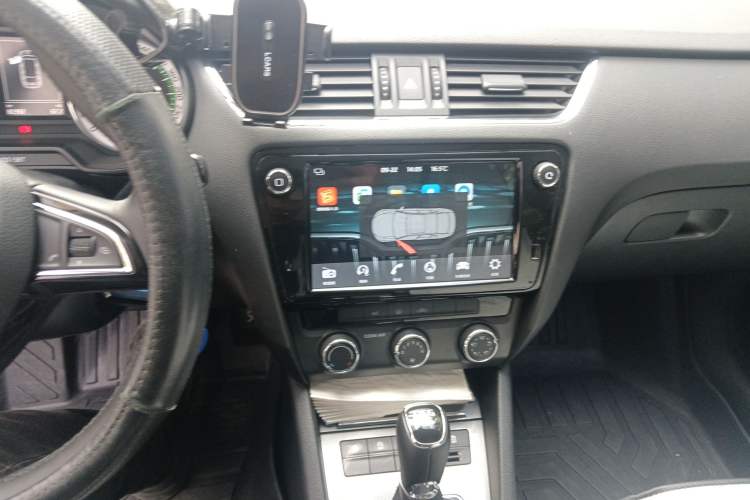 Used Skoda Octavia 2018 Station Wagon TSI280 DSG Luxury Edition Audio And AC Panel