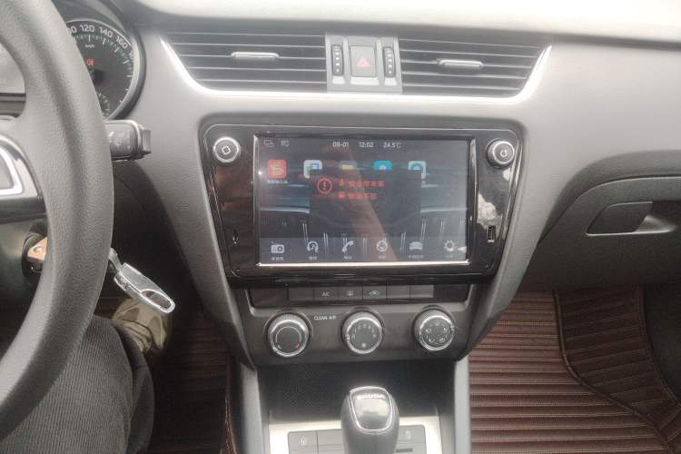 Used Skoda Octavia 2018 1.6L Automatic Comfort Edition Audio And AC Panel